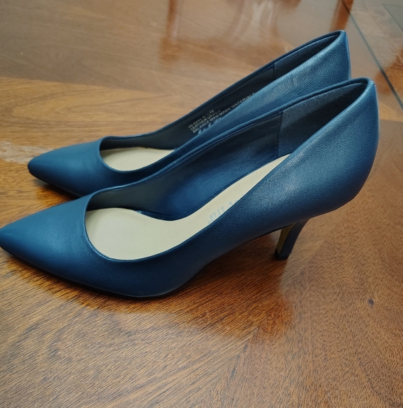 New Bella Vita Navy Blue Heels Classic Pumps - Picture 2 of 5
